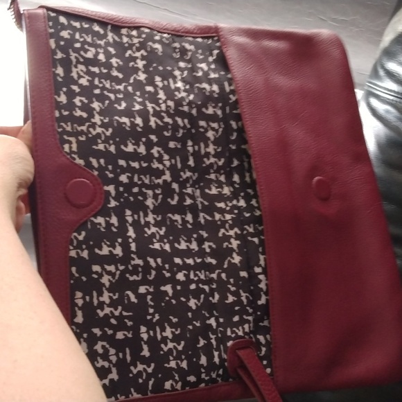 Guess women's deep burgundy wristlet bag - Picture 13 of 17